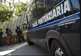 Droga ai detenuti in carcere, agente arrestato