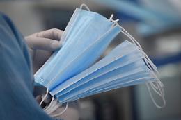 Non vuole indossare la mascherina: spara e uccide la cassiera, due feriti