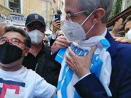 Manfredi con Conte nella Pignasecca, foto con la maglia di Maradona