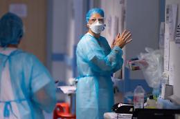 Coronavirus, positivi ai minimi storici