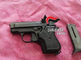 Controlli dei carabinieri, trovata una pistola a salve