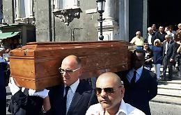 Commozione per l'ultimo saluto all’impresario e produttore Pino Moris