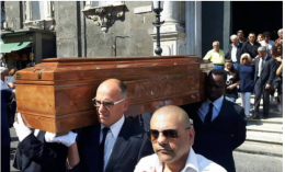 Commozione per l'ultimo saluto all'impresario e produttore Pino Moris