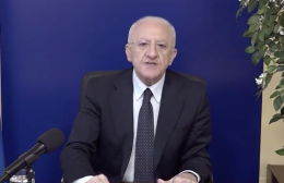 Covid, De Luca: «Quarta dose senza aspettare nuovo vaccino, Ministero confuso»