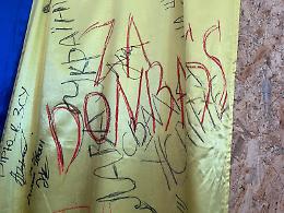 Vandali alla mostra per l'Ucraina, scritte filorusse sui quadri