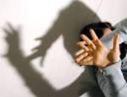 Vessava la compagna e abusava delle figlie, preso "padre padrone"