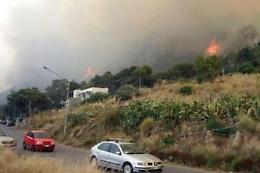 Pozzuoli, accende fuochi d'artificio e incendia il costone: denunciata ristoratrice