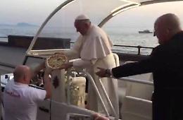 Truffava gli anziani, arrestato l'uomo che regalò una pizza al Papa