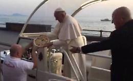 Truffava anziani: preso l&rsquo;uomo che regal&ograve; la pizza al Papa