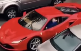 Casandrino, bimbo di 11 anni alla guida di una Ferrari