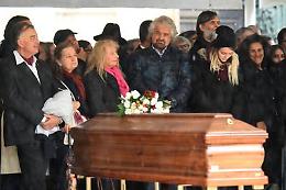Addio a Dario Fo, l'ultimo applauso a piazza Duomo 