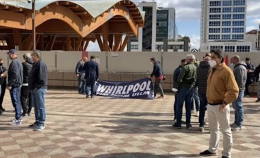 Whirlpool Napoli, tavolo al Mise: lavoratori in presidio