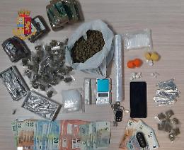 Sorpreso con circa un chilo e mezzo di droga e 1500 euro