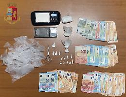 Tenta la fuga calandosi dai tubi del balcone, arrestato 