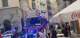 Giù calcinacci dal ponte di Chiaia: strada chiusa