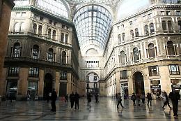 Napoli, festeggia i 14 anni sparando a salve nella Galleria Umberto