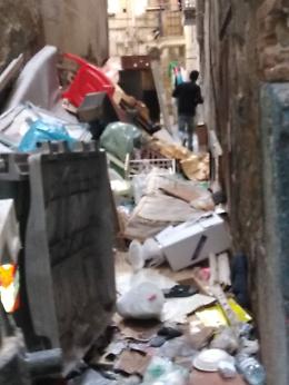 Discarica a cielo aperto nel centro storico, turisti tra i rifiuti