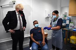 Covid oggi Gb, terza dose a over 40. Johnson: «No nuove misure»