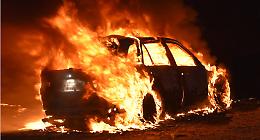 Tre auto in fiamme nella notte nel Napoletano