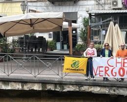 “Che vergogna", striscione di Legambiente in piazza Bellini