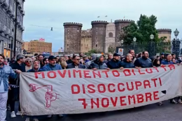 Protesta dei disoccupati, fumogeni davanti al San Carlo