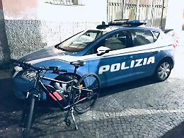 Tenta di rubare una bici elettrica, finisce in manette