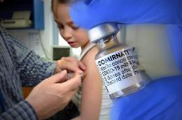 Vaccini, De Luca: «Solo 4mila prenotati fascia 5-11 anni, è una criticità»