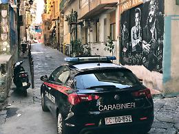 Rapinatore spacca bottiglia in testa a negoziante, arrestato