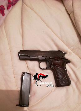 Nascondeva una pistola nella culla della figlia