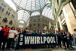 Gli operai Whirlpool in corteo: il Governo decida in fretta con chi stare