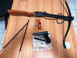 Minaccia il vicino con balestra e pistola, denunciato