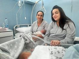 Mamma e figlia partoriscono a 24 ore di distanza l’una dall’altra