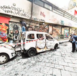 Auto e scooter a fuoco nel pieno della movida