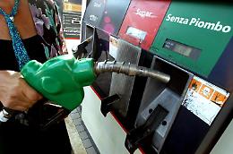 Caro carburanti, irregolarità su prezzi: subito ispezioni