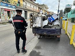 Trasportava rifiuti senza patente e con targa scritta a mano