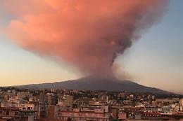 Etna in eruzione, lava e fumo dal cratere sud est