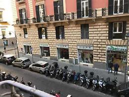 Importuna donna e aggredisce carabinieri: bloccato con taser 