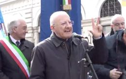  Autonomia, Meloni: «Meno cortei, più lavoro». Ira De Luca: «Lavora tu, str....»