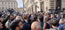 Sindaci bloccati a Palazzo Chigi intonano "Bella ciao"