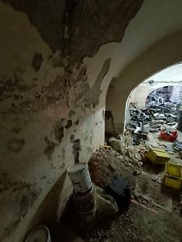 Officina abusiva al quartiere Porto, scattano i sigilli