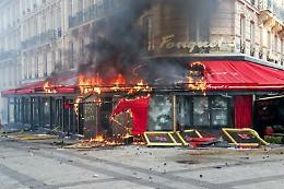Gilet gialli, guerriglia a Parigi: 11 feriti, 121 arrestati. Assalto a Bulgari