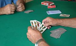 Giocano a carte nel circolo senza mascherina, multati in 7