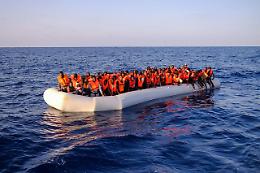 Portati a Napoli ottanta migranti sbarcati a Lampedusa