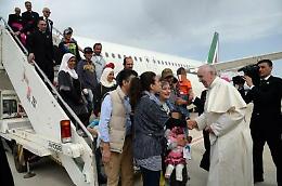 Il Papa torna da Lesbo con tre famiglie di musulmani: «Gesto di accoglienza»
