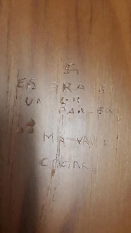Svastica sulla porta di un bagno a Montecitorio