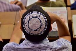 Frasi antisemite e aggressione a ragazzo ebreo