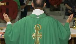 Coronavirus, funerali e matrimoni, la proposta dei vescovi: «Messe con volontari per garantire le distanze di sicurezza»