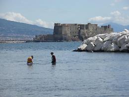 Covid a Napoli, stop ad accesso alle spiagge fino al 2 maggio