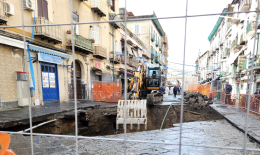 Voragine in strada a Napoli, sgomberati due palazzi