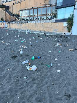 Posillipo, l’arenile ridotto a porcile: ripulito dai volontari